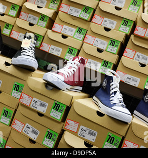 Lee Cooper Marke Baseball Schuhe auf Verkauf an einem Seitenarm des SportsDirect.com Sportbekleidung Shop speichern uk Stockfoto