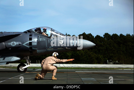 AV-8 b Harrier Pilot mit Marine Attack Squadron 223, gibt das Signal für eine AV-8 b Harrier abzunehmen während Träger qualificat Stockfoto