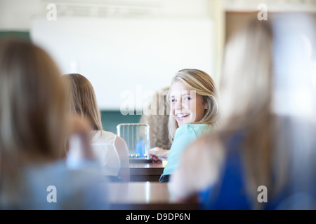 Mädchen um zu betrachten, ihre Klassenkameraden umdrehen Stockfoto