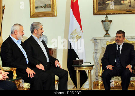 Kairo, Ägypten. 17. Juni 2013. Der ägyptische Präsident Mohamed Morsi trifft sich mit palästinensische Ministerpräsident Ismail Haniyeh und palästinensische Hamas-Führer Khaled Meshaal zur Frage der palästinensischen Versöhnung in Kairo am 17. Juni 2013 Kredit: Kredit: Ahmed Shaat/APA Images/ZUMAPRESS.com/Alamy Live News Stockfoto