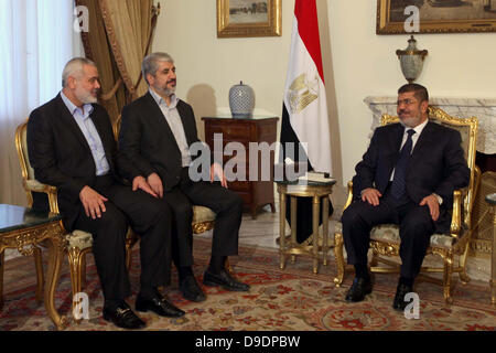 Kairo, Ägypten. 17. Juni 2013. Der ägyptische Präsident Mohamed Morsi trifft sich mit palästinensische Ministerpräsident Ismail Haniyeh und palästinensische Hamas-Führer Khaled Meshaal zur Frage der palästinensischen Versöhnung in Kairo am 17. Juni 2013 Kredit: Kredit: Ahmed Shaat/APA Images/ZUMAPRESS.com/Alamy Live News Stockfoto