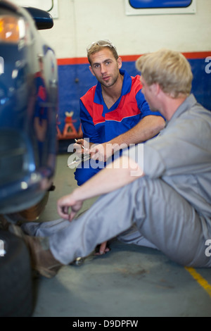 Auto Mechaniker diskutieren und analysieren von Kfz-Reparatur Stockfoto