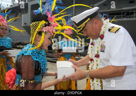 JAKARTA (14. Juni 2013) Captain Will Pennington, Kommandierender Offizier der US 7. Flotte Flaggschiff USS Blue Ridge (LCC-19), grüßt eine traditionelle indonesische Tänzerin nach Blue Ridge in Jakarta, Indonesien kommt. Blue Ridge Portbesuche repräsentieren eine opportunit Stockfoto