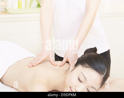 Frau mit Rückenmassage Stockfoto