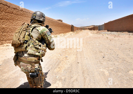 Sgt. Oscar Lagunas, combat Medic mit Sicherheit Kraft Hilfe Team (SFAT), 56. Infanterie Brigade Combat Team, Texas National Guard, wacht auf einer Straße bei einem Logistik-Inspektion in Tarin Kot, Afghanistan, 4. Juni 2013. Das SFAT Team ist responsib Stockfoto