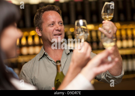 Weinprobe beim Winzer laden Stockfoto