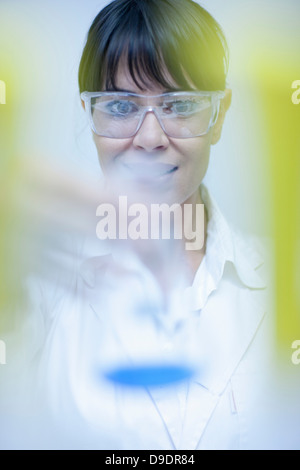 Frau hält Labor Becher Stockfoto