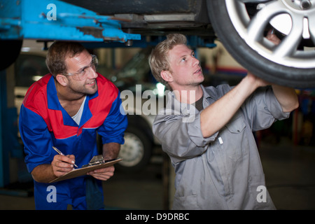 Auto Mechaniker diskutieren und analysieren von Kfz-Reparatur Stockfoto