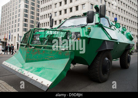 Berlin, Deutschland. 18. Juni 2013. Eine gepanzerte "Sonderwagen 4" (SWAT-Wagen) der Polizei steht vor Hotel Ritz-Carlton am Potsdamer Platz in Berlin, Deutschland, 18. Juni 2013. US-Präsident wird bei seinem Besuch in Berlin am 18. und 19. Juni 2013 im Hotel wohnen. Foto: MAURIZIO GAMBARINI/Dpa/Alamy Live News Stockfoto