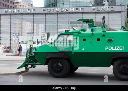 Berlin, Deutschland. 18. Juni 2013. Eine gepanzerte "Sonderwagen 4" (SWAT-Wagen) der Polizei steht vor Hotel Ritz-Carlton am Potsdamer Platz in Berlin, Deutschland, 18. Juni 2013. US-Präsident wird bei seinem Besuch in Berlin am 18. und 19. Juni 2013 im Hotel wohnen. Foto: MAURIZIO GAMBARINI/Dpa/Alamy Live News Stockfoto