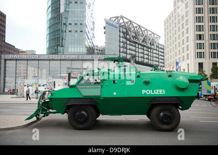 Berlin, Deutschland. 18. Juni 2013. Eine gepanzerte "Sonderwagen 4" (SWAT-Wagen) der Polizei steht vor Hotel Ritz-Carlton am Potsdamer Platz in Berlin, Deutschland, 18. Juni 2013. US-Präsident wird bei seinem Besuch in Berlin am 18. und 19. Juni 2013 im Hotel wohnen. Foto: MAURIZIO GAMBARINI/Dpa/Alamy Live News Stockfoto