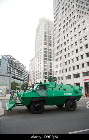 Berlin, Deutschland. 18. Juni 2013. Eine gepanzerte "Sonderwagen 4" (SWAT-Wagen) der Polizei steht vor Hotel Ritz-Carlton am Potsdamer Platz in Berlin, Deutschland, 18. Juni 2013. US-Präsident wird bei seinem Besuch in Berlin am 18. und 19. Juni 2013 im Hotel wohnen. Foto: MAURIZIO GAMBARINI/Dpa/Alamy Live News Stockfoto