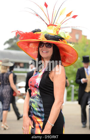 Royal Ascot, Berkshire, UK. 18. Juni 2013.  Damenmode bei bewölktem Himmel am ersten Tag des Treffens Royal. Bildnachweis: John Beasley/Alamy Live-Nachrichten Stockfoto