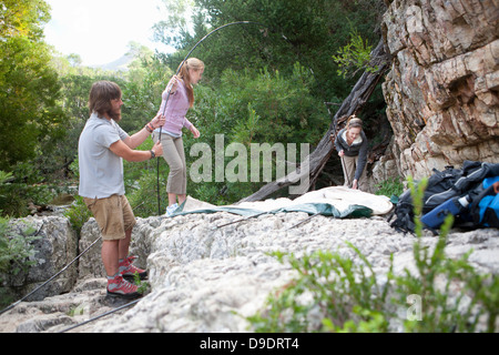 Junge Gruppe von Personen Zelt auf Felsen Stockfoto