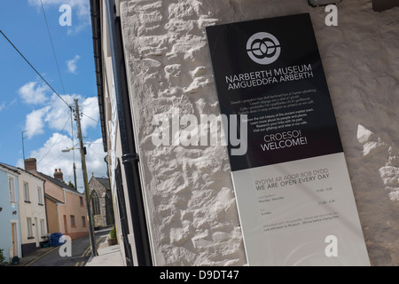 äußere Zeichen im preisgekrönten Heimatmuseum, Narberth, Pembrokeshire, Wales UK Stockfoto