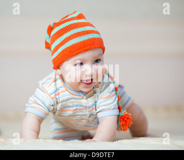 glückliches Baby junge weared mit Hut Stockfoto