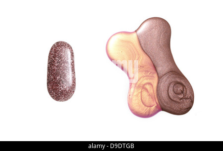 Schimmer braun Nagellack Blob ausgeschnitten auf weißem Hintergrund Stockfoto