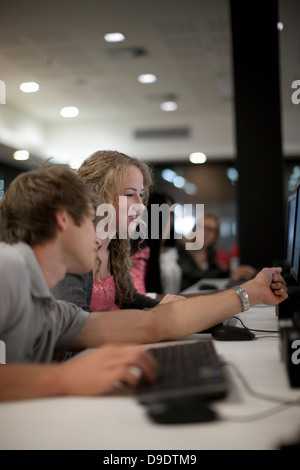 Studenten, die Verwendung von Computern im Unterricht Stockfoto