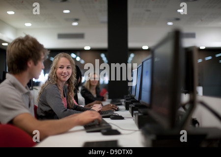 Studenten, die Verwendung von Computern im Unterricht Stockfoto