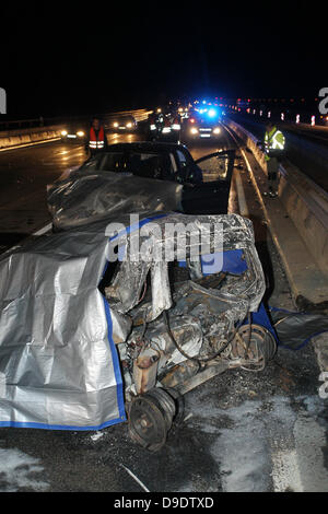 Eine ausgebrannte Auto ist auf der Rheinbrücke auf der Autobahn A48 in der Nähe von Bendorf, Deutschland, 18. Juni 2013 abgebildet. Der Wagen geriet außer Kontrolle in die Sicherheitsbarriere und auf Feuer gefangen. Der Fahrer war in der Lage, mit schweren Verletzungen zu klettern, aber der Passagier starb auf dem gesehenen. Foto: THOMAS FREY Stockfoto