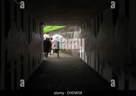 Fußgängertunnel in einer Stadt mit Graffitis an den Wänden Stockfoto