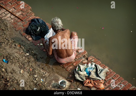 Älteren Mann Wäsche an den Ufern des Ganges. Varanasi, Benares, Uttar Pradesh, Indien Stockfoto