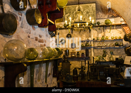 Medizinische Fläschchen und Ausrüstung am Apothekenmuseum, Collegium Mindestmaß an der Jagiellonen-Universität Krakau, Polen, Osteuropa Stockfoto