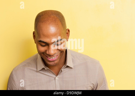 Porträt von Mitte erwachsener Mann lächelnd und blickte Stockfoto