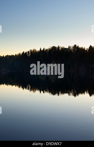 Sonnenuntergang über einem schwedischen See Stockfoto