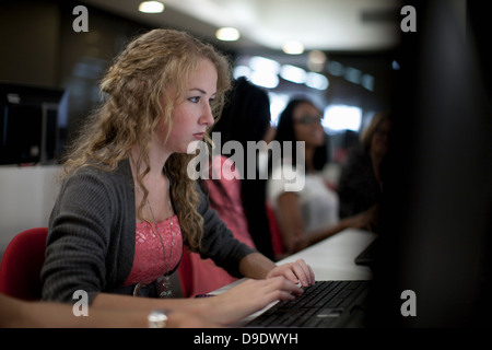 Studenten, die Verwendung von Computern im Unterricht Stockfoto
