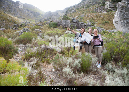 Junge Wanderer Routenplanung Stockfoto