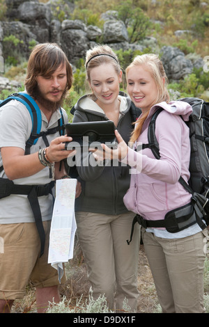 Junge Wanderer auf der Suche zur hand statt computer Stockfoto