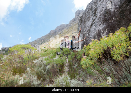 Junge Wanderer großen Felsbrocken zu prüfen Stockfoto