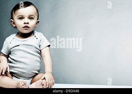 Porträt des jungen mit grauen Baby Weste Stockfoto