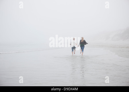 Paar am Strand laufen Stockfoto