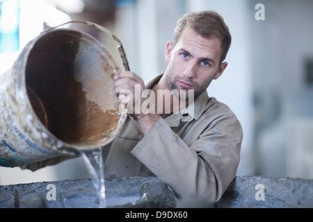 Vorbereiten von Material für die Herstellung von Keramik Stockfoto