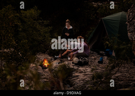 Gruppe von Jugendlichen vor am Lagerfeuer Stockfoto