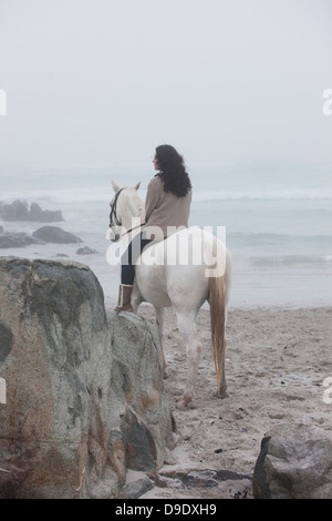 Frau Reitpferd am Strand Stockfoto