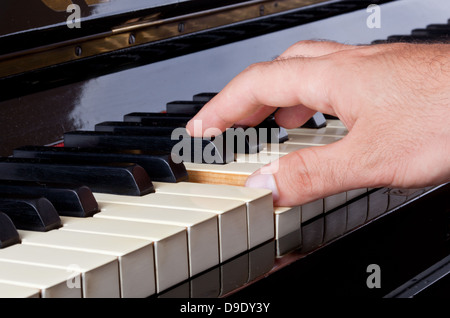 Klavier-Tastatur aus Elfenbein mit Händen gemacht. Stockfoto