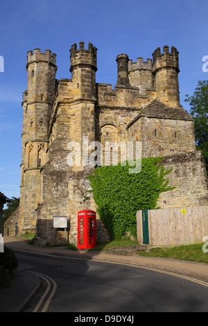 Seitenansicht der Battle Abbey Torhaus mit roten Telefonzelle East Sussex UK GB Stockfoto