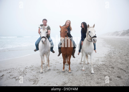 Menschen Reitpferd am Strand Stockfoto