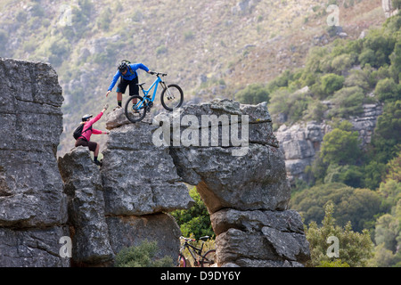 Mountain Bike paar Klettern Felsformation Stockfoto