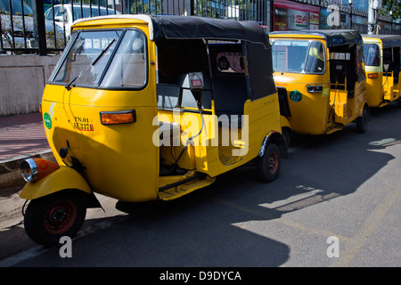 Auto-Rikschas geparkt auf einer Straße, Chennai, Tamil Nadu, Indien Stockfoto