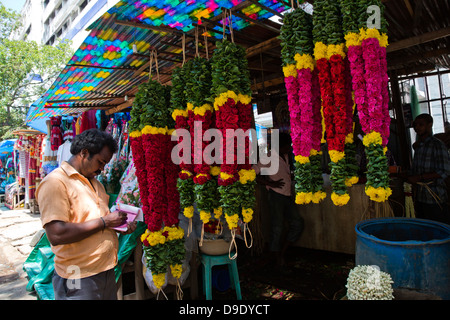 Girlanden zum Verkauf hängen an einem Marktstand, Chennai, Tamil Nadu, Indien Stockfoto