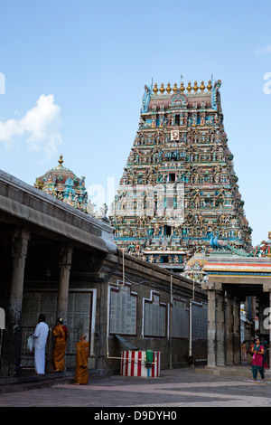 Touristen am Kapaleeshwarar Tempel, Mylapore, Chennai, Tamil Nadu, Indien Stockfoto