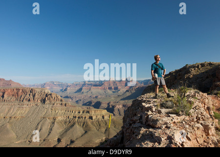 Mann auf Felsen, neue Hance, Grandview Wandern, Grand Canyon, Arizona, USA Stockfoto