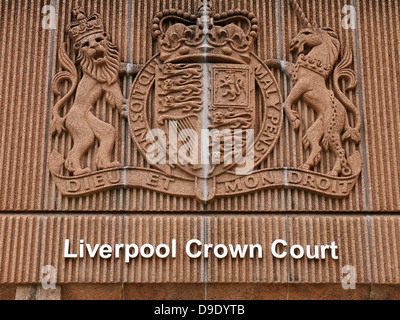 Schild des Liverpooler Crown Court an der Außenmauer Stockfoto