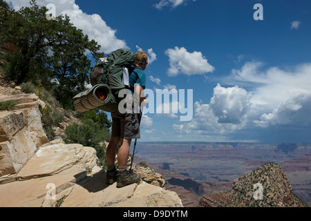 Mann auf Felsen, neue Hance, Grandview Wandern, Grand Canyon, Arizona, USA Stockfoto