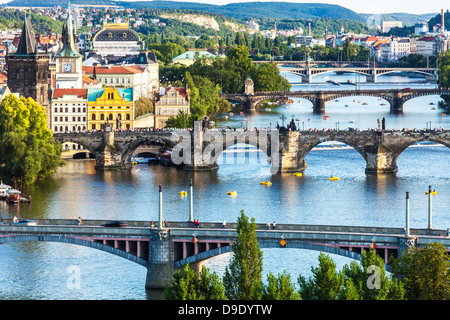 Blick auf Prag und Brücken über den Fluss Vltava (Moldau) Tschechien. Berühmte Karlsbrücke ist der zweite von unten. Stockfoto