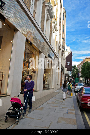 Ansicht der Bond Street, einer exklusiven Einkaufsstraße im Londoner West End, die Nord-Süd verläuft zwischen Oxford Street und Piccadilly Stockfoto